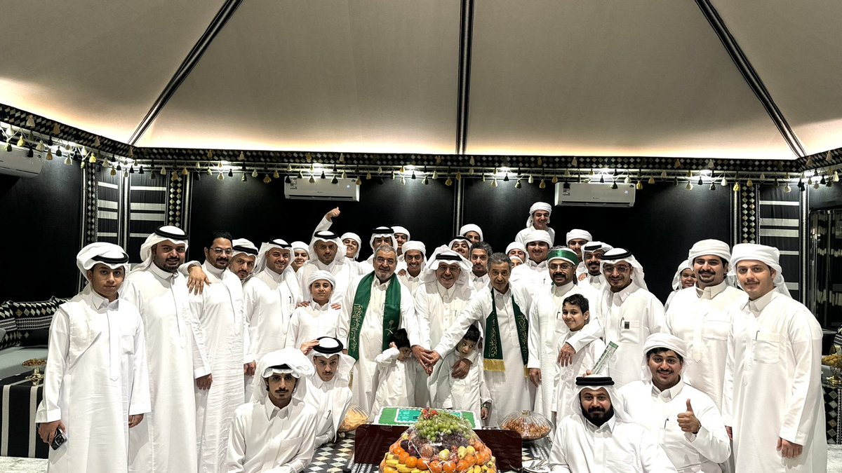 HUSSAIN1ALSAYED's tweet photo. بأجواء عائلية ، احتفلنا في عائلة آل السيد بهذه المناسبة الغالية؛ نجدد الولاء والانتماء في #اليوم_الوطني_السعودي_95 #عزنا_بطبعنا ، ونجدد ولاءنا لقيادتنا الرشيدة، سائلين الله أن يحفظ خادم الحرمين الشريفين وولي عهده الأمين، وأن يديم على المملكة أمنها وازدهارها.
دام عزك يا وطن 💚 https://t.co/Jg8urs7r7q