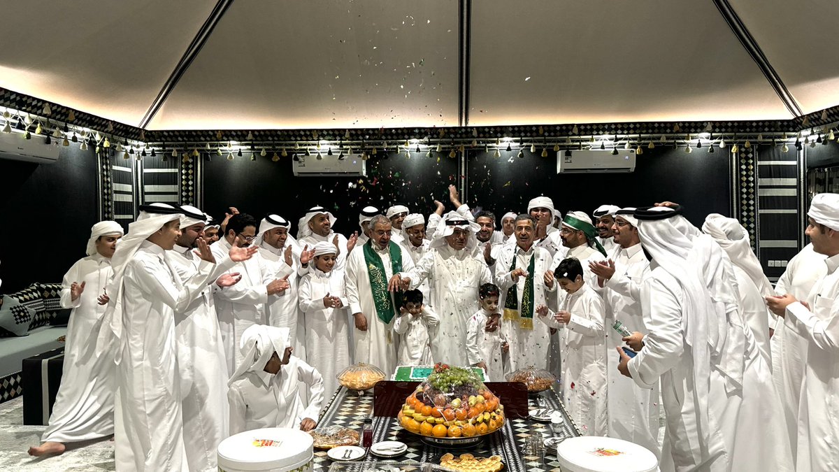 HUSSAIN1ALSAYED's tweet photo. بأجواء عائلية ، احتفلنا في عائلة آل السيد بهذه المناسبة الغالية؛ نجدد الولاء والانتماء في #اليوم_الوطني_السعودي_95 #عزنا_بطبعنا ، ونجدد ولاءنا لقيادتنا الرشيدة، سائلين الله أن يحفظ خادم الحرمين الشريفين وولي عهده الأمين، وأن يديم على المملكة أمنها وازدهارها.
دام عزك يا وطن 💚 https://t.co/Jg8urs7r7q