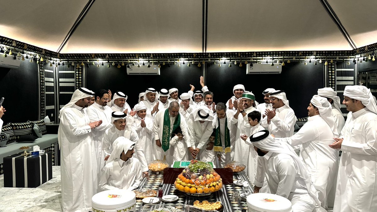 HUSSAIN1ALSAYED's tweet photo. بأجواء عائلية ، احتفلنا في عائلة آل السيد بهذه المناسبة الغالية؛ نجدد الولاء والانتماء في #اليوم_الوطني_السعودي_95 #عزنا_بطبعنا ، ونجدد ولاءنا لقيادتنا الرشيدة، سائلين الله أن يحفظ خادم الحرمين الشريفين وولي عهده الأمين، وأن يديم على المملكة أمنها وازدهارها.
دام عزك يا وطن 💚 https://t.co/Jg8urs7r7q