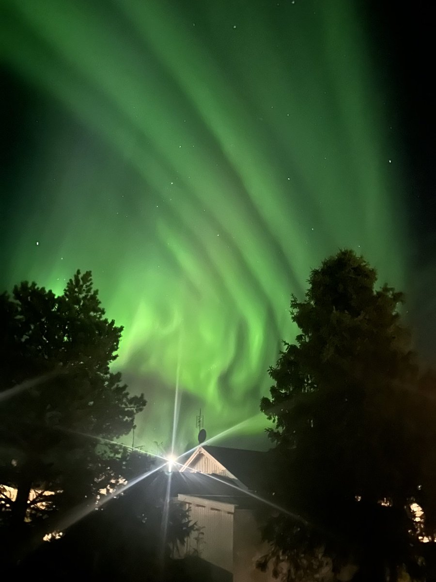 NLSKiruna's tweet photo. Northern lights tonight #northernlights #auroraborealis #aurora  #travel #naturephotography #photography #northernlightsphotos #lapland #nightsky #landscape   #night #auroraboreale #arctic #earth #photooftheday #auroraboreal #auroras #beautiful #sweden #kiruna https://t.co/Hxcz8MhJoR