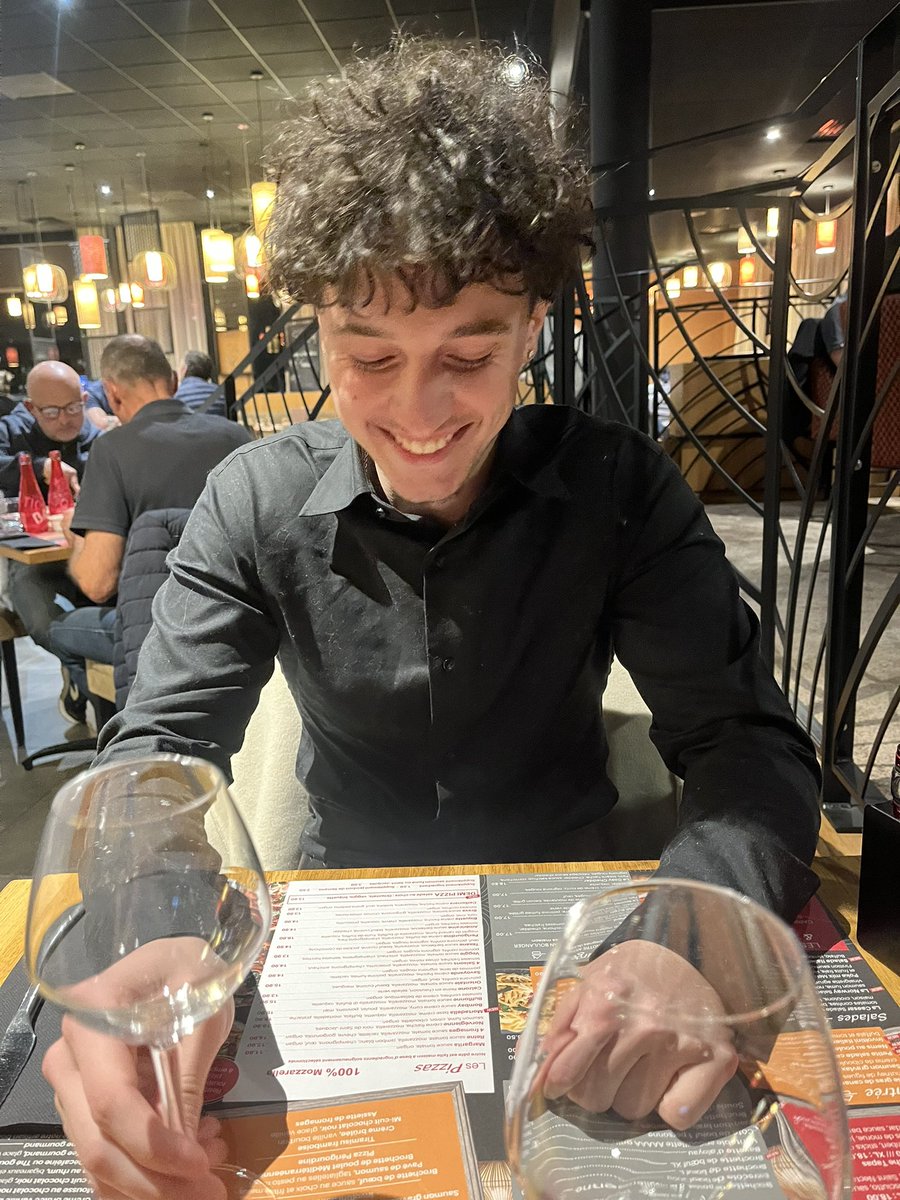 iunanovaa's tweet photo. 8 mois après il m'emmène au resto croyez en vos rêves https://t.co/WheiIA06y3