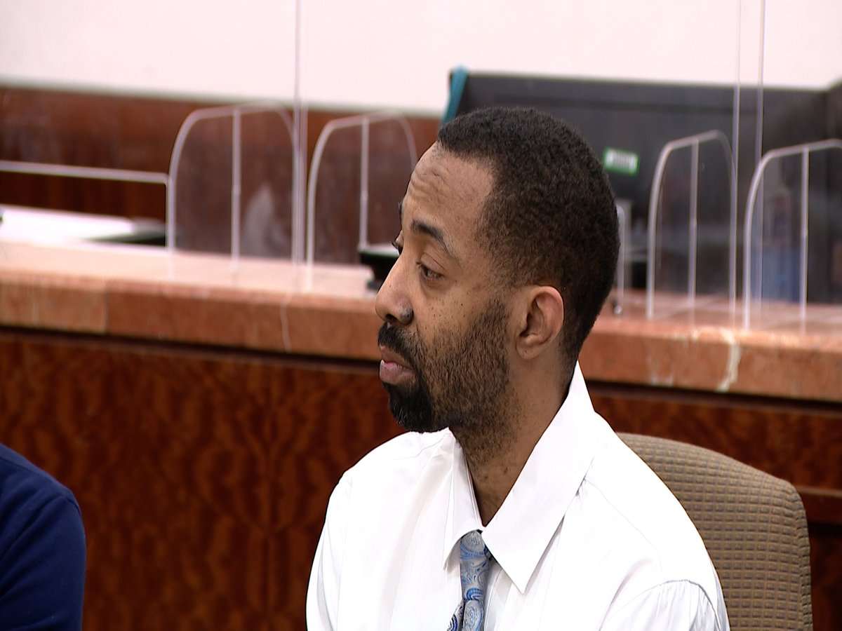 The jury has reached a verdict just 1 hour after deliberations began. They’re calling attorneys &amp; the Alvarez family back into the courtroom. Tony Earls facing a manslaughter charge in the death of 9-yr-old Arlene Alvarez. If convicted, he could face up to 20 yrs in prison <a href="/KHOU/">KHOU 11 News Houston</a>