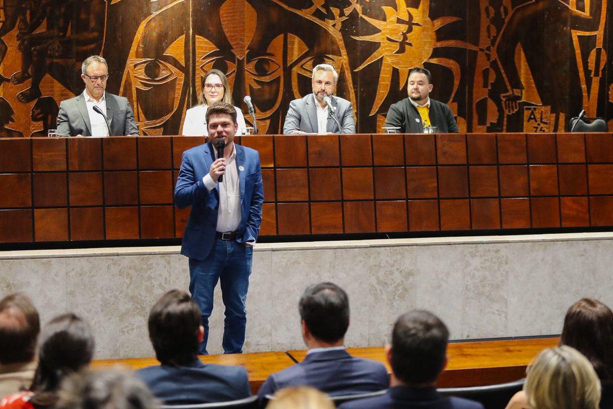 Hoje estive na <a href="/AssembleiaPR/">igr ev assembleia</a>, ao lado do amigo André Gabardo, a convite do dep. estadual <a href="/fabiooliveirapr/">Fabio oliveira</a>, para falar sobre a proteção integral de crianças e adolescentes. Representando a Comissão de Direitos Humanos e Defesa da Cidadania de Campo Largo. ✨👧👦