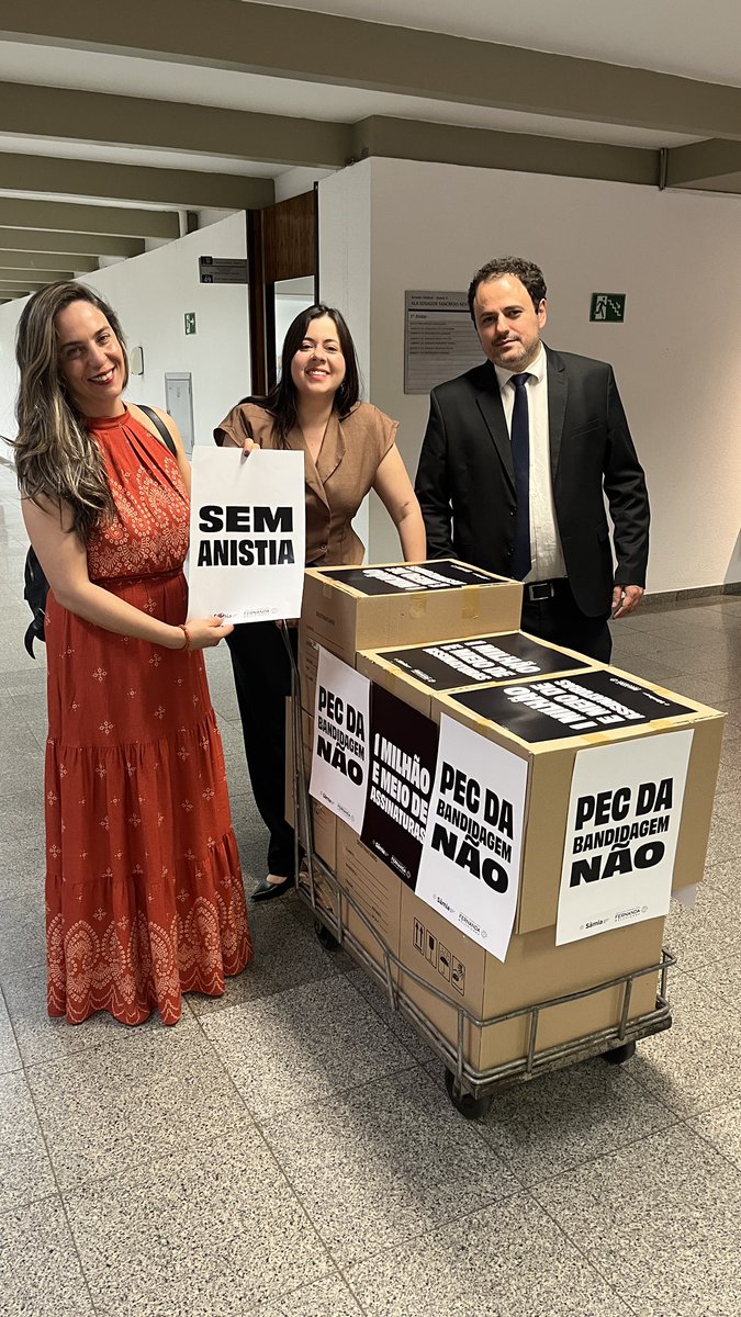 Chegando no Senado para protocolar as mais de 1 milhão e 500 mil assinaturas no abaixo-assinado contra a PEC da Bandidagem. Com a força do povo brasileiro nas redes e nas ruas, vamos enterrar de vez essa proposta absurda! PEC DA BANDIDAGEM NÃO!