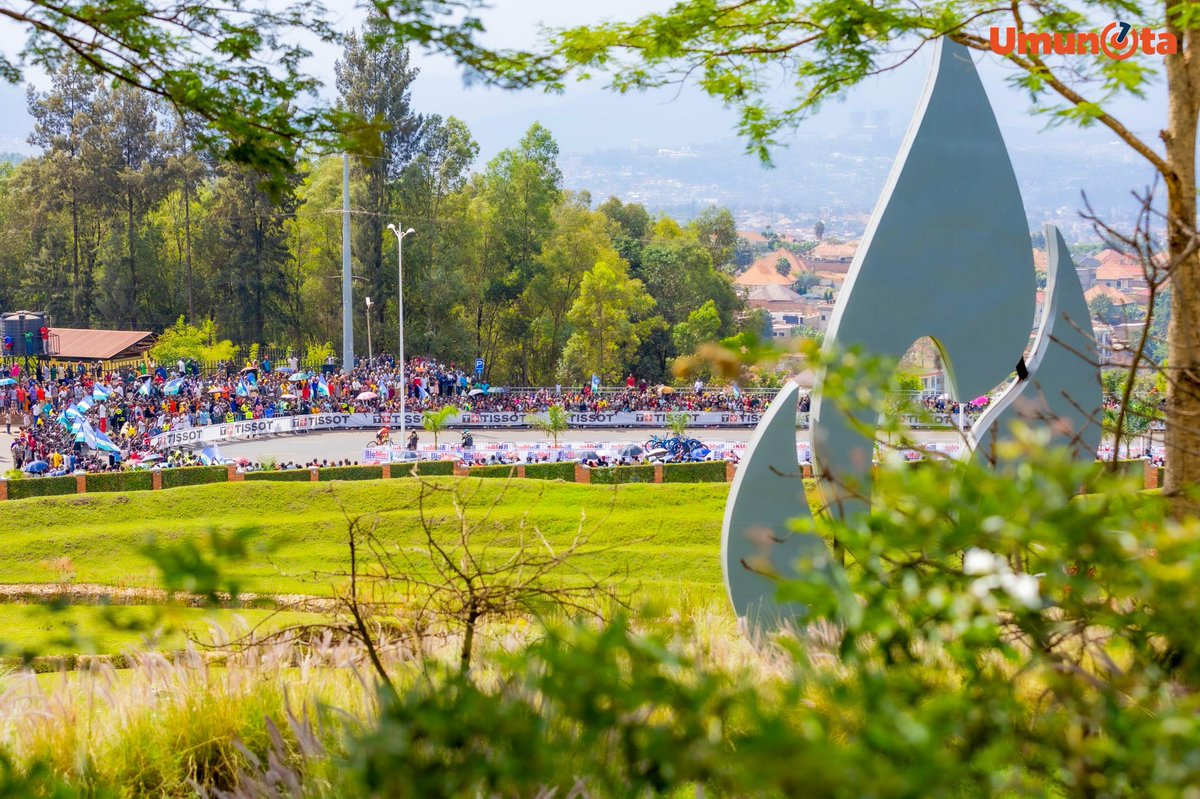 Perhaps one of the most symbolic images of this #UCIWorldChampionship2025, seeing the Garden of Memory and its #Kwibuka Flame of Hope, overlooking the race. 🥹

#Kigali2025