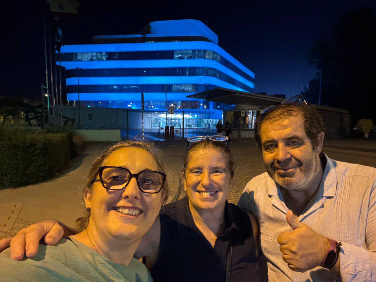 ASOGRA_'s tweet photo. La fachada de la @dipgra se ilumina un año más con motivo de la Semana Internacional de las Personas Sordas, recordándonos la importancia de visibilizar y apoyar a la comunidad sorda. 

La iluminación de la fachada no es solo un gesto simbólico: es un recordatorio de que una sociedad justa, requiere acciones concretas que  garanticen que nadie quede excluido por falta de accesibilidad.

¡Feliz Semana Internacional de las Personas Sordas!

#IWDP #IWDP2025 #SemanaInternacionalPersonasSordas
#SomosPersonasSordas
#LenguadeSignos #DerechosHumanos
#Manifiesto #CNSE