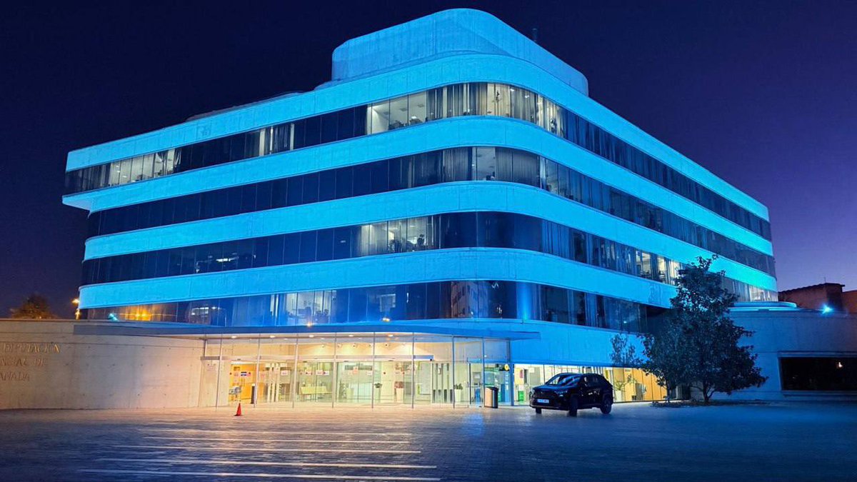 La fachada de la <a href="/dipgra/">Diputación de Granada</a> se ilumina un año más con motivo de la Semana Internacional de las Personas Sordas, recordándonos la importancia de visibilizar y apoyar a la comunidad sorda. 

La iluminación de la fachada no es solo un gesto simbólico: es un recordatorio de que una