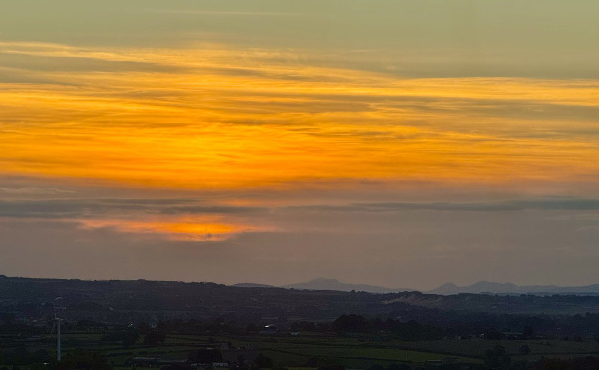 Lovely sun pillar visible briefly at sunset tonight over Donegal 😍🧡🌞 <a href="/bbcweather/">BBC Weather</a> <a href="/bbcniweather/">BBC NI Weather</a> <a href="/UTVNews/">UTV Live News</a> <a href="/Louise_utv/">Louise Small</a> <a href="/barrabest/">Barra Best</a> <a href="/WeatherCee/">Cecilia Daly</a> <a href="/geoff_maskell/">Geoff Maskell</a> <a href="/StormHour/">#StormHour</a>