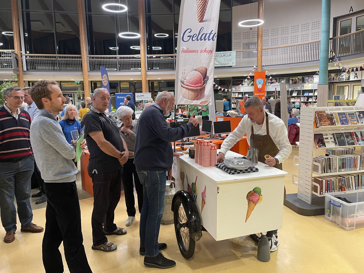 Vanavond gezellige ontvangst nieuwe inwoners door college, gemeenteraad, 35 verenigingen uit het maatschappelijk middenveld, politie en brandweer. Alle dorpen vertegenwoordigd. Buddy to Buddy. 
En natuurlijk een ijsco kar.