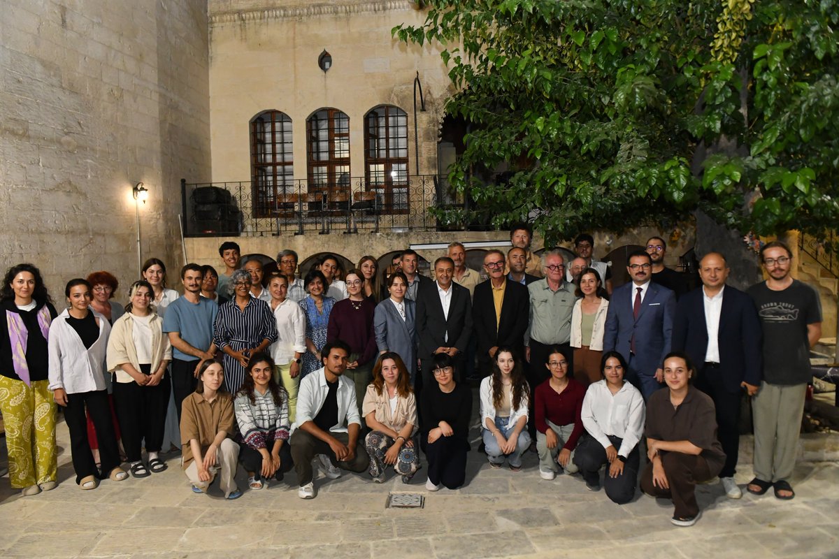 hasansildak's tweet photo. Bu akşam Proje Koordinatörümüz Prof. Dr. Necmi Karul ile birlikte Taş Tepeler Projesi kapsamındaki arkeolojik kazı çalışmalarını sürdüren kazı ekiplerinde çalışan değerli hocalarımız ve öğrencilerimizle kazı evinde bir araya geldik.

Şanlıurfa’nın bir çok noktasında yaptıkları emek ve sabır dolu çalışmalarıyla insanlık tarihine ışık tutan, kültürel mirasımıza değer katan kıymetli bilim insanları ve sevgili öğrencilerine Şehrimiz adına teşekkür ediyoruz…

#TaşTepeler
@TCKulturTurizm