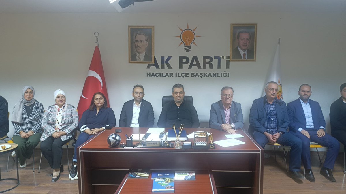 akparti_hacilar's tweet photo. Haftalık olağan toplantımızı, Başkan Vekilimiz Sn. Ejder Palaz başkanlığında, Belediye Başkanımız Sn. Bilal Özdoğan’ın da katılımıyla teşkilat binamızda gerçekleştirdik.
Birlik ve beraberlik içinde Hacılarımız için çalışmaya devam ediyoruz. 💛🇹🇷 https://t.co/ry6B3c6ypV