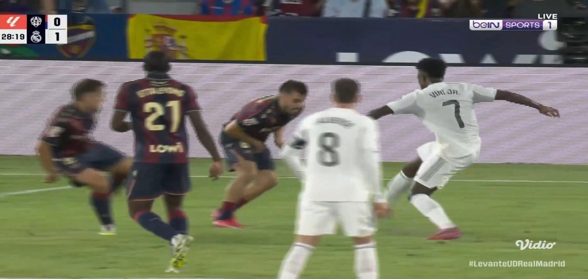 mshamimh's tweet photo. What was that @vinijr 😮🤯

#Trivela ✨

#ViniJr #RealMadrid #LaLiga #LevanteUDRealMadrid https://t.co/VF6QZGVwEy