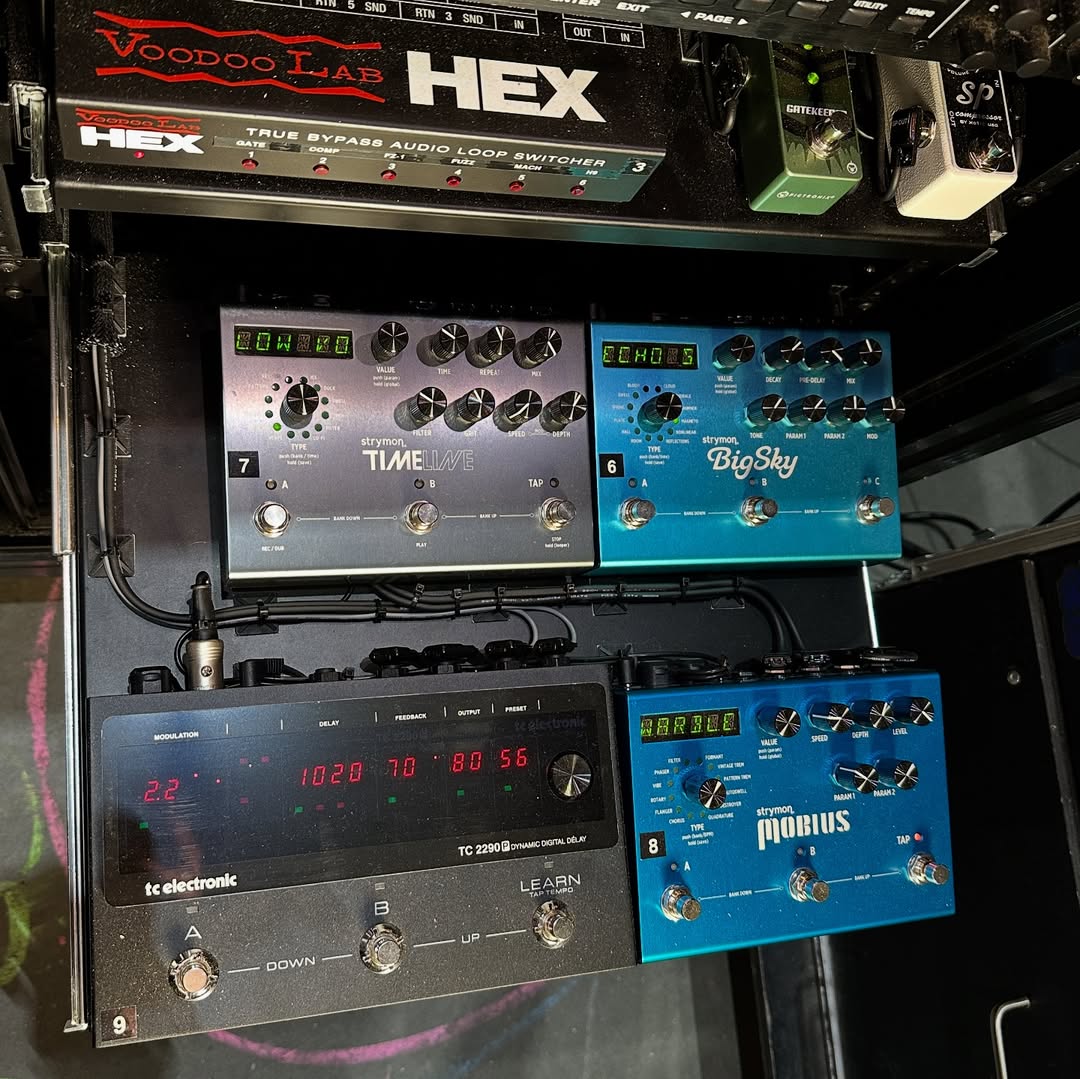 Voodoo_Lab's tweet image. For this @premierguitar #rigrundown of the killer rack setup for @stefdodoubleg of @deftones, HEX True Bypass 6-Loop Audio Switcher casts its switchy spell, allowing for seamless switching, signal clarity, and the flexibility to move between tones without killing the vibe.