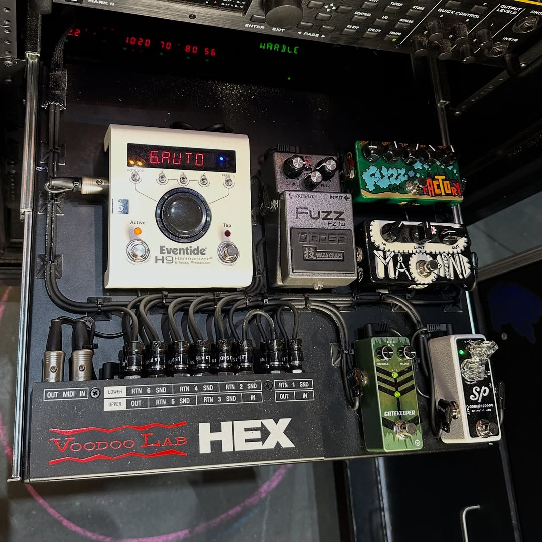 Voodoo_Lab's tweet image. For this @premierguitar #rigrundown of the killer rack setup for @stefdodoubleg of @deftones, HEX True Bypass 6-Loop Audio Switcher casts its switchy spell, allowing for seamless switching, signal clarity, and the flexibility to move between tones without killing the vibe.