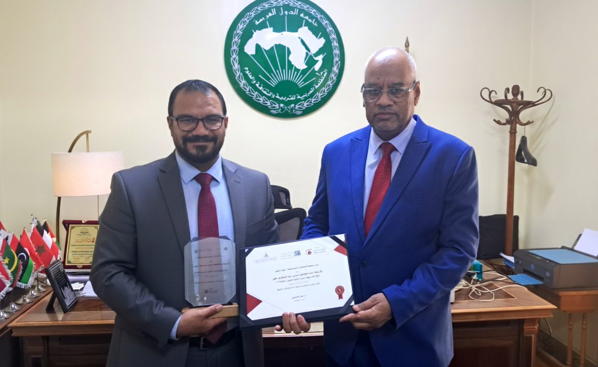 مدير معهد المخطوطات العربية يهنئ أ. عبد العظيم صقر الباحث بالمعهد بحصوله على جائزة التميز المهني
 
هنأ سعادة الأستاذ الدكتور علي عبد الله النعيم، مدير معهد المخطوطات؛ الأستاذ عبد العظيم صقر الباحث بالمعهد، بمناسبة فوزه بـ جائزة التميز المهني لأفضل بحث..