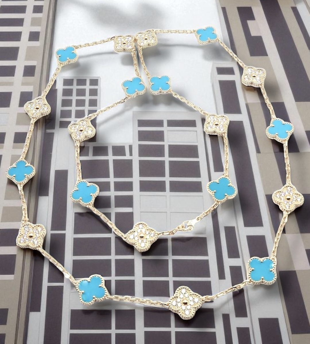 FORTROVE's tweet image. ✨ Van Cleef &amp;amp; Arpels Alhambra ✨

A symbol of luck, luxury &amp;amp; legacy. Available now at Fortrove.com — where you can make your best offer. 💎

Turquoise 🌊 or Mother-of-Pearl 🌸 — which would you choose?

#VanCleef #Alhambra #LuxuryJewelry #Fortrove -…