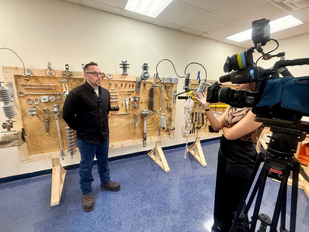 SeminoleState's tweet image. Lineworkers play a key role in our community – especially during storm season. Thanks to @KirstinTVnews and Kenny Gibson for visiting #SSC today to see how our program is meeting the need for skilled workers in this in-demand field. 

📺Stay tuned for more on this story on @WFTV