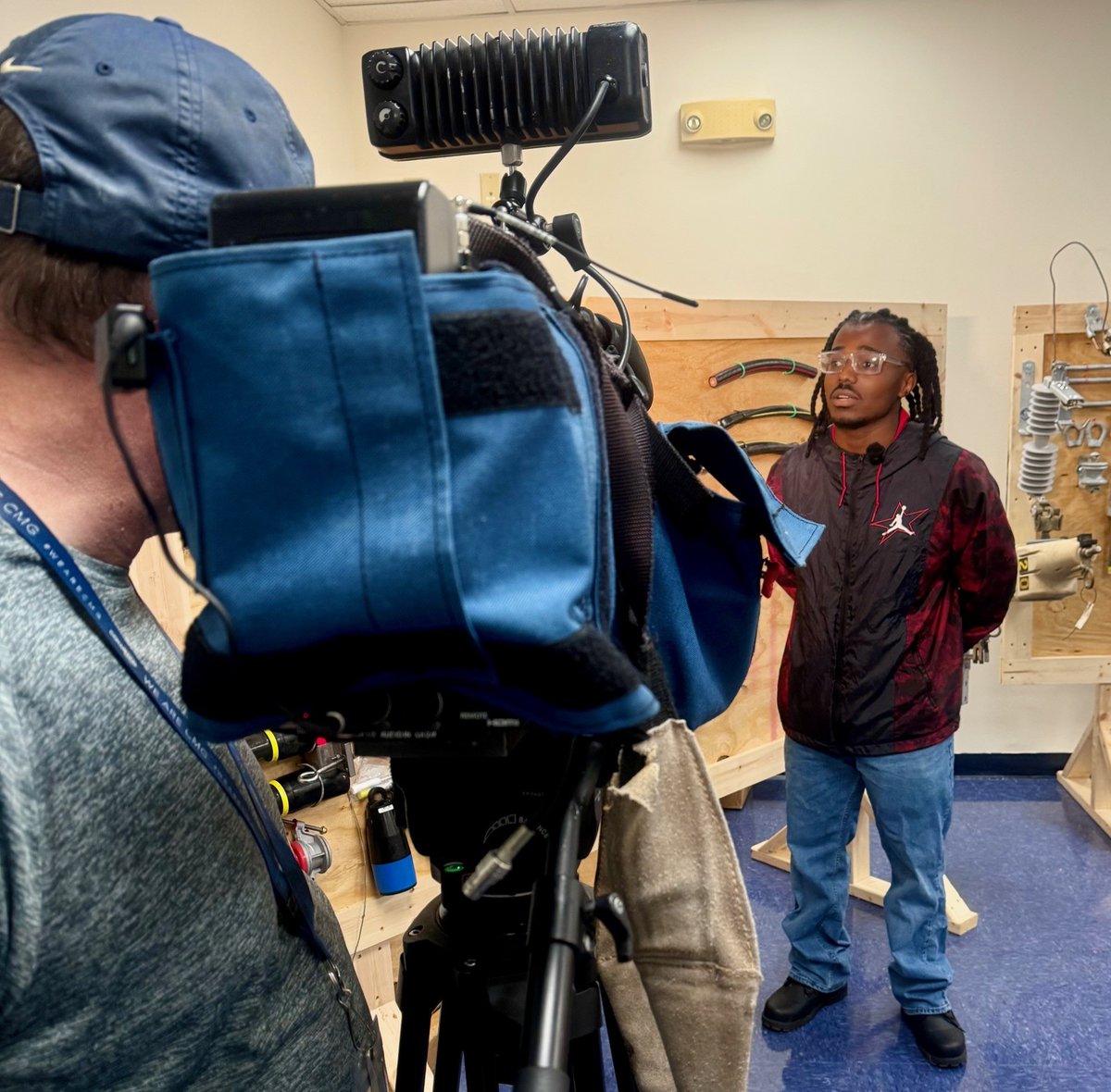 SeminoleState's tweet image. Lineworkers play a key role in our community – especially during storm season. Thanks to @KirstinTVnews and Kenny Gibson for visiting #SSC today to see how our program is meeting the need for skilled workers in this in-demand field. 

📺Stay tuned for more on this story on @WFTV
