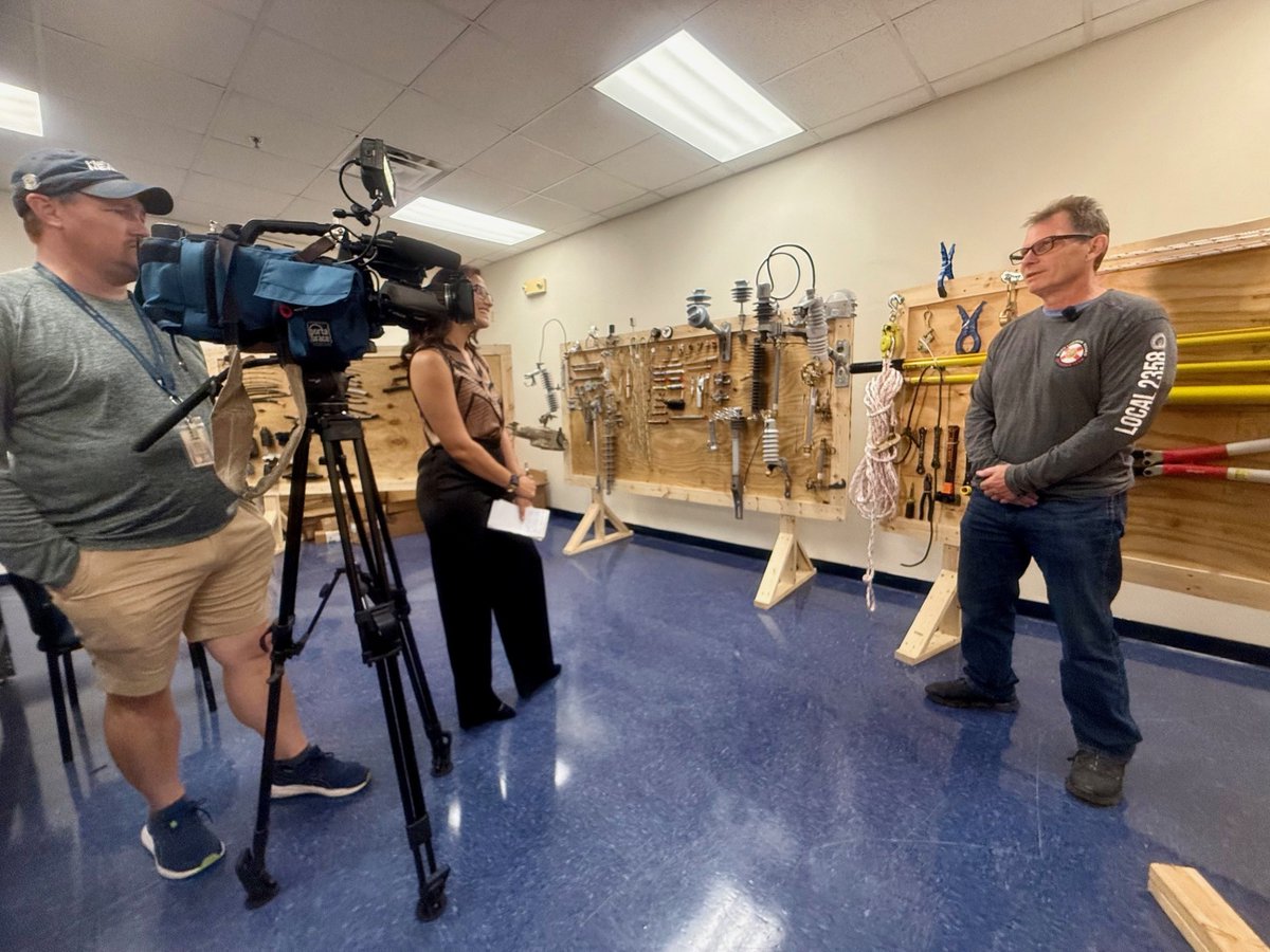 SeminoleState's tweet image. Lineworkers play a key role in our community – especially during storm season. Thanks to @KirstinTVnews and Kenny Gibson for visiting #SSC today to see how our program is meeting the need for skilled workers in this in-demand field. 

📺Stay tuned for more on this story on @WFTV