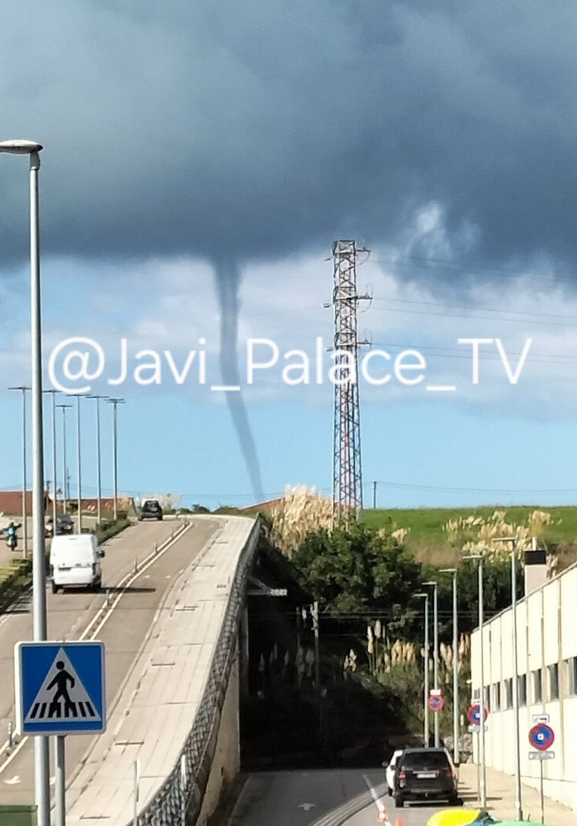 Mi padre ha fotografiado esta especie de tornado esta tarde en Santander. Me quedo loco.

#Huracán #Tornado #Ciclón #ElTiempo #Vendabal #Meteo #Meteorología #Tempestad #Tormenta #Clima #OZ