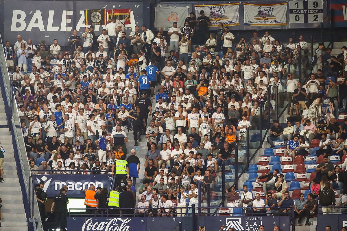 La <a href="/aficion_Rmadrid/">Afición Real Madrid</a> esta noche en Valencia #LevanteUDRealMadrid