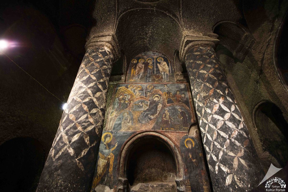 Anatolian2023's tweet image. ⛪ Rock-cut Gümüşler Monastery (Cappadocia, 11–12th c.)
Its frescoes show Christ on the Throne, the Virgin in Deesis, and Cappadocian Church Fathers — traces of at least three different painters.
#Cappadocia #ByzantineArt