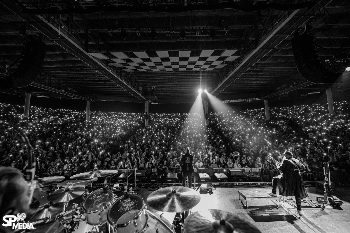 threedaysgrace's tweet image. Scenes from a very SOLD OUT show in Clarkston, MI 🤘🤘

Hey, Des Moines!! Are you ready for tonight?! 

📷 @SPMediaAZ 

#ThreeDaysGrace #BreakingBenjamin #ReturnToDust #Clarkston #Michigan #USA