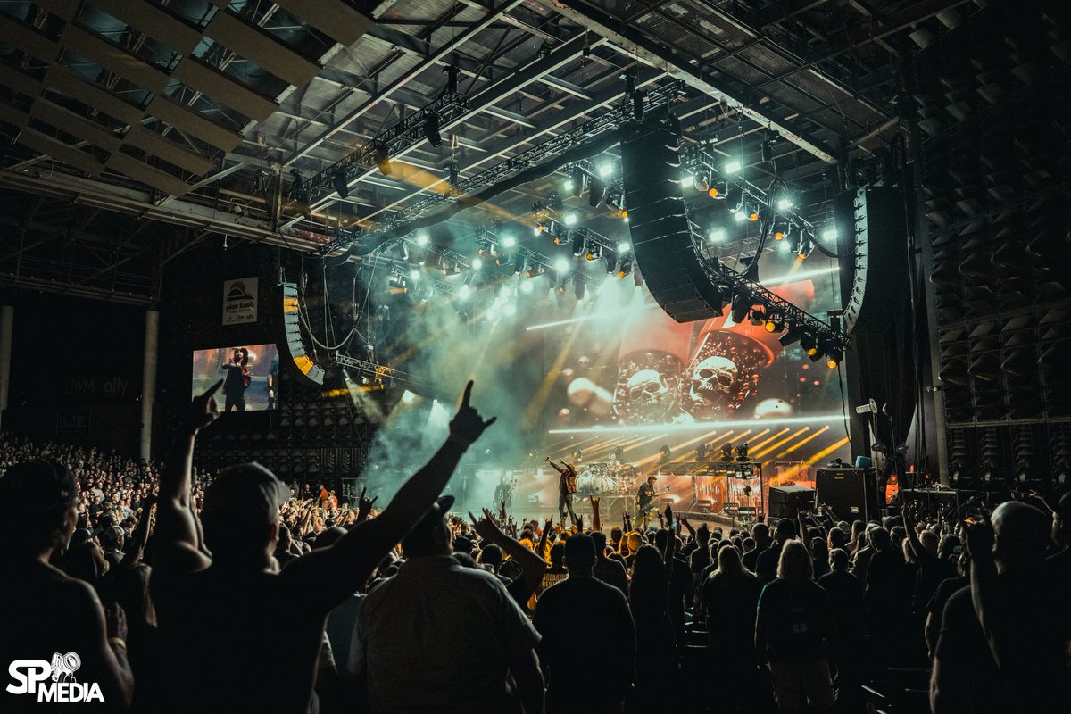 threedaysgrace's tweet image. Scenes from a very SOLD OUT show in Clarkston, MI 🤘🤘

Hey, Des Moines!! Are you ready for tonight?! 

📷 @SPMediaAZ 

#ThreeDaysGrace #BreakingBenjamin #ReturnToDust #Clarkston #Michigan #USA