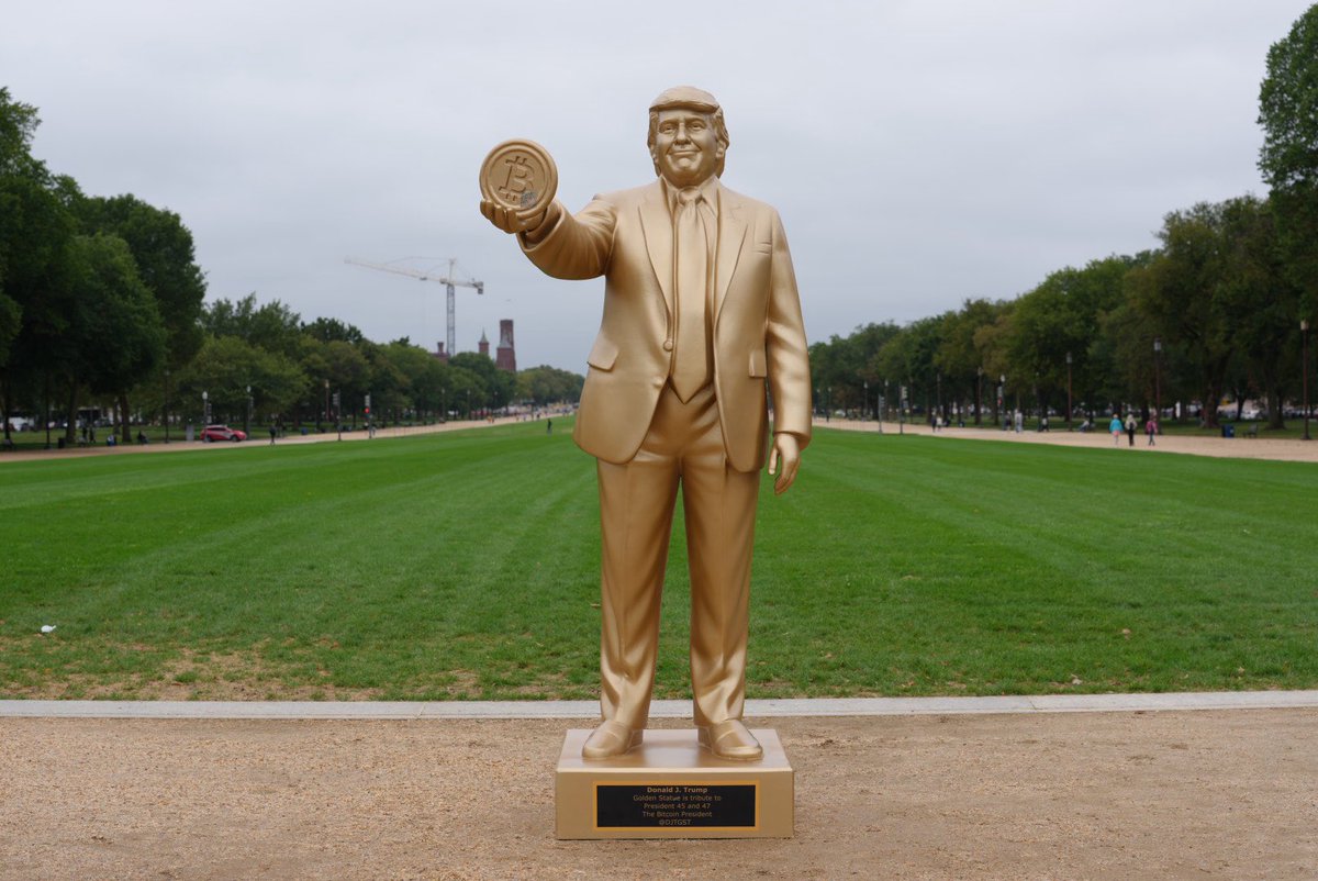 Images of the golden statue of Donald #Trump holding a #Bitcoin and installed in front of the US Capitol building:🤩🇺🇸