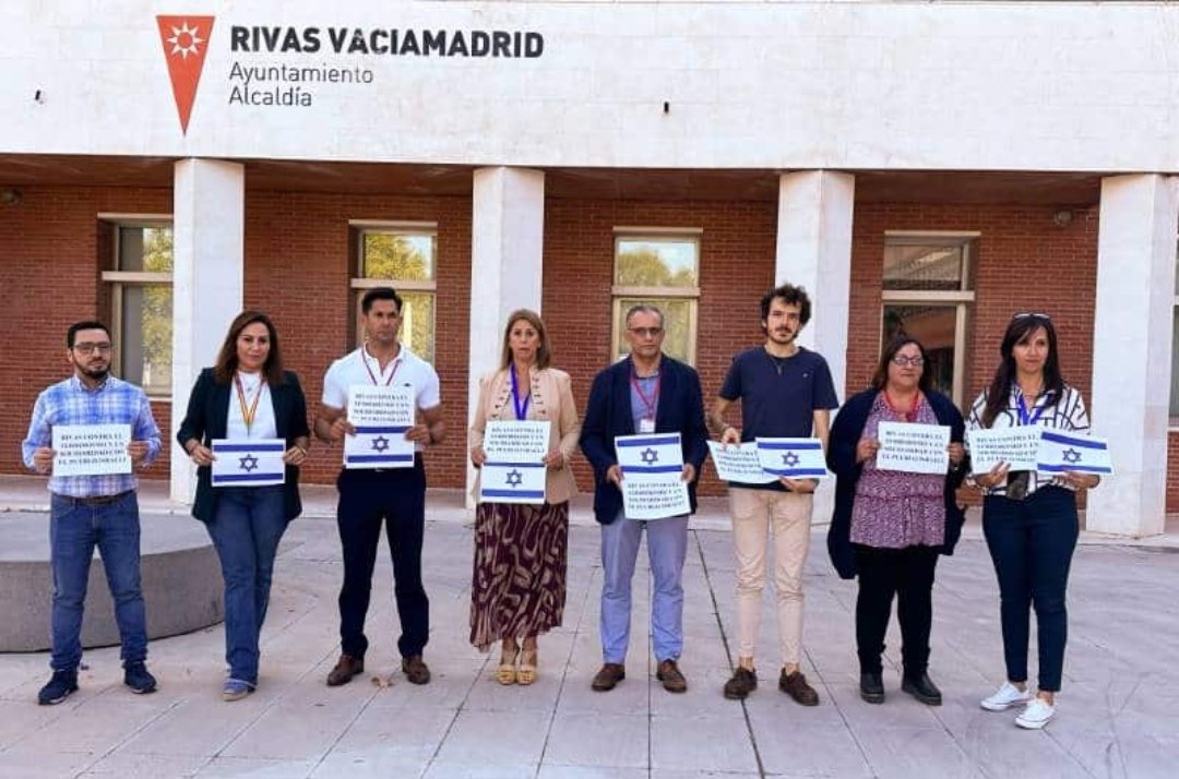 Nosotras tan de pintar y apoyar al pueblo palestino. Vosotras tan de apoyar genocidios.