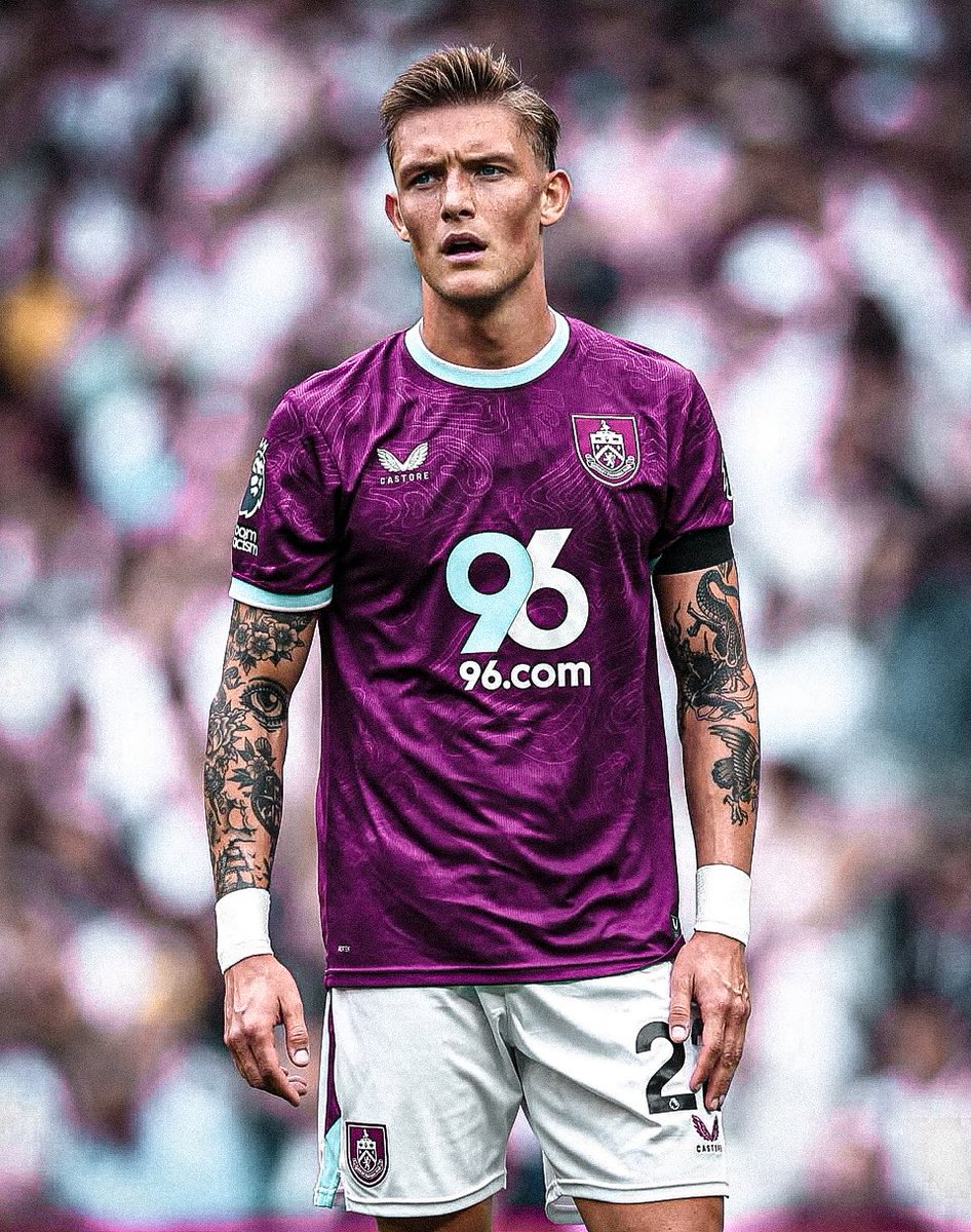 Sonne no te va a cubrir una banda solo, su marca es muy baja. Mejor que piense en un oficio en la delantera o siga intentando ser un complemento en el mediocentro como volante mixto. Lo que mostró en Dinamarca como lateral apenas alcanza para dimensionarlo en la Liga Peruana.