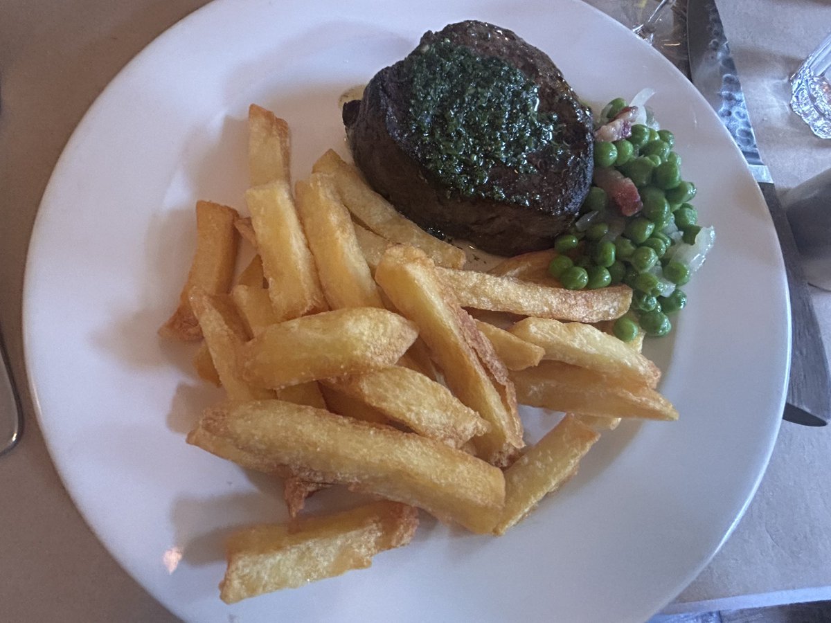 PubsSaving's tweet image. The Devonshire #pub #soho The fillet steak with green sauce &amp;amp; duck fat chips was a delight on the taste buds. An amazing experience. I was in search for the best Guinness in central London today! The Guinness was creamy &amp;amp; smooth. A great pint! ❤️ 🇮🇪 #bestguinness