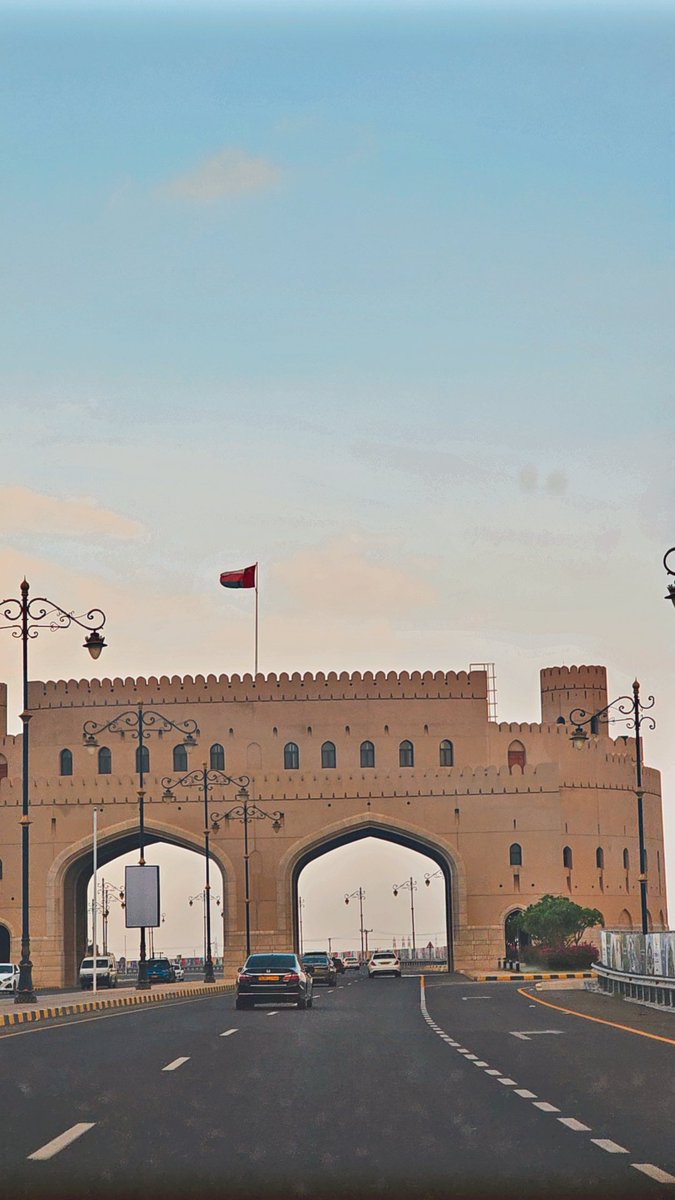 كل شيء في هذه الحياة إما أن يتركك أو تتركه إلا الله ..
 إن أقبلت إليه أغناك . وإن تركته ناداك .!