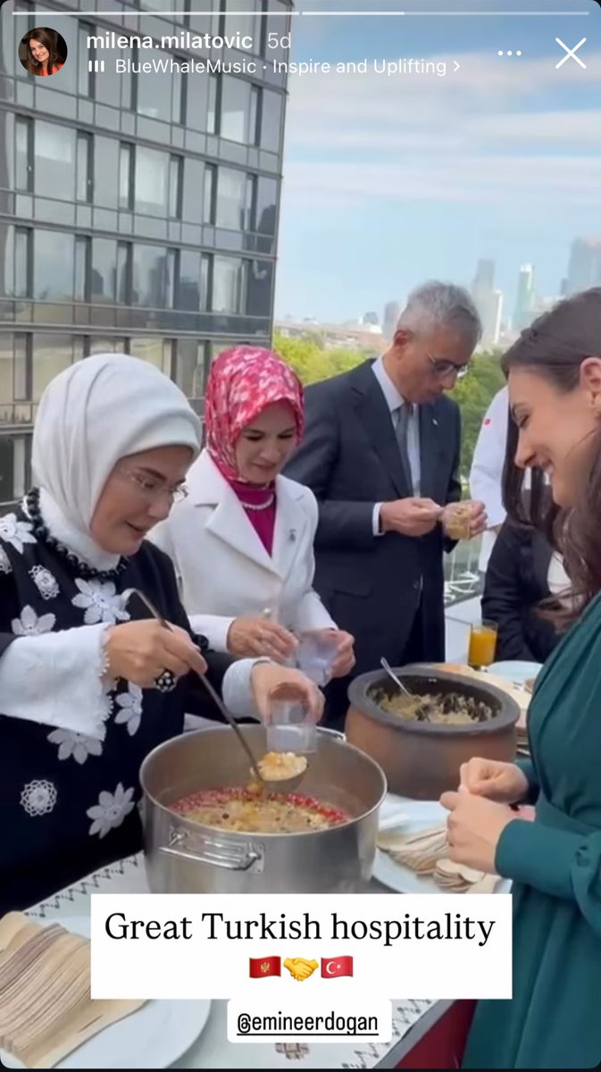 Karadağ Devlet Başkanı’nın eşi Milena Milatovic Instagram’da “harika Türk misafirperverliği” yazarak paylaşmış bu görseli. Türk Evi’nde aşure paylaşıyorlar. 

Sayın Cumhurbaşkanımız BM temaslarını sürdürürken, Kıymetli Hanımefendi <a href="/EmineErdogan/">Emine Erdoğan</a> da bir dakika boş durmuyor gönül