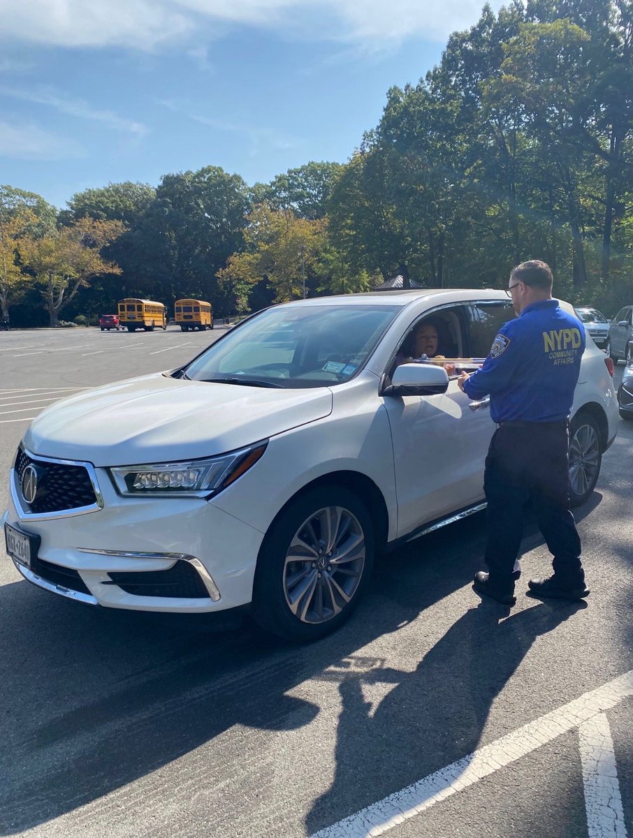 Today, the 102 Precinct Crime Prevention Officer alongside members of the Crime Prevention Division,  hosted a Steering Wheel Lock &amp; GPS Tracker Giveaway for Honda and Acura owners.

A big thank you to everyone who stopped by — together we’re making our neighborhoods safe.