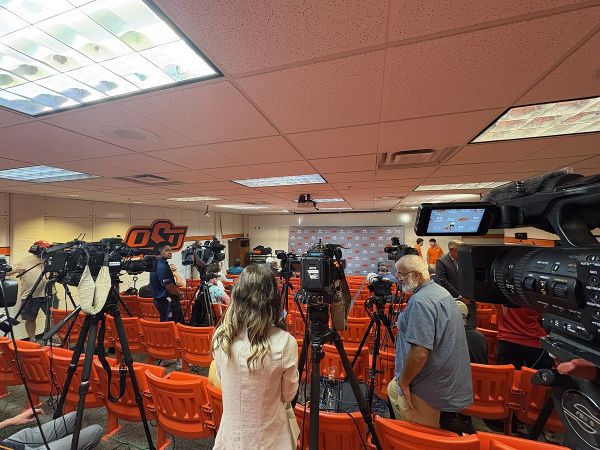 Full media room here in Stillwater for the press conference on Mike Gundy’s firing.

#okstate