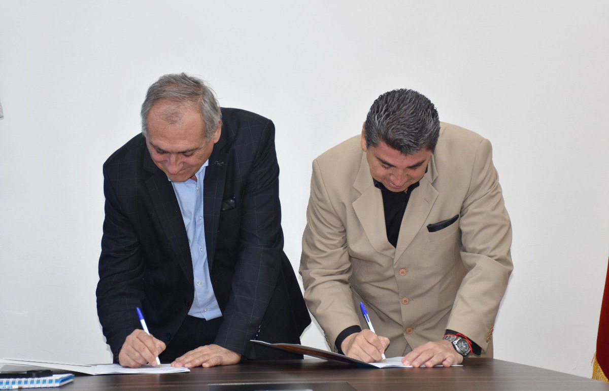 Buenas noticias para Esmeraldas✅
El director <a href="/OttnRivadeneira/">Ottón Rivadeneira</a> junto a Ronald Spina, gerente general (s) de <a href="/CNT_EC/">CNT Ecuador</a>, suscribieron el Comodato para el funcionamiento de la nueva agencia del Registro Civil.
🤝Gestión conjunta al servicio de la ciudadanía.
#ElNuevoEcuadorImpulsa