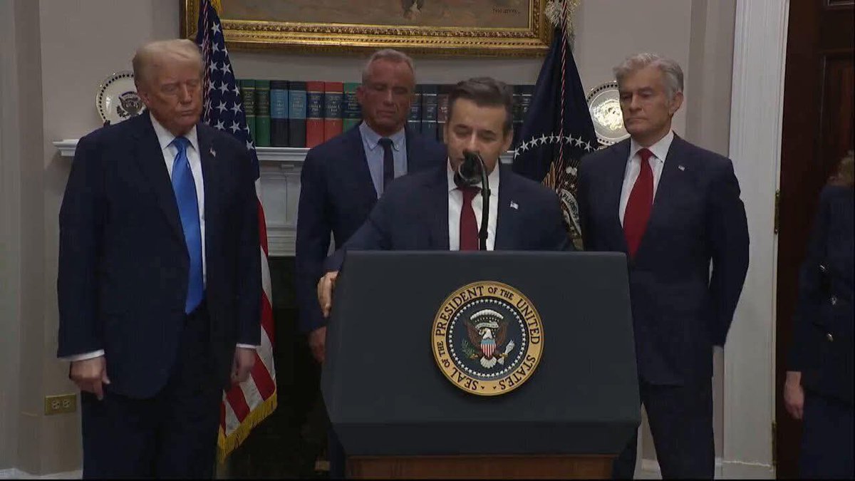 شوفوا المصري فين وصل! 🇪🇬🔥

واقف قدام البيت الأبيض، وورا منه الرئيس الأمريكي دونالد ترامب والإدارة كلها…
مين ده؟
ده مش رئيس دولة، ولا وزير دفاع، ولا حتى مستشار أمن قومي…
ده رئيس هيئة الغذاء والدواء الأمريكية – FDA 👑

أعلى هيئة متخصصة في الأدوية في العالم.
الكرسي اللي قاعد عليه