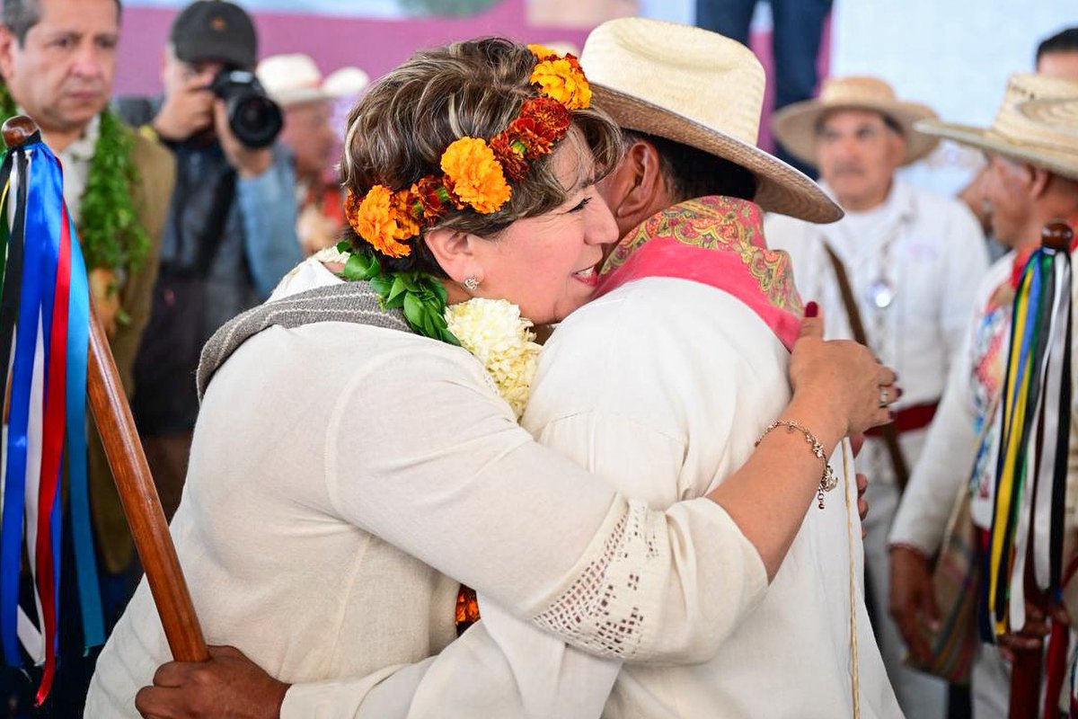 delfinagomeza's tweet image. En #Temascaltepec rendimos cuentas de los logros alcanzados en este año de trabajo. Desde la zona sur del #EdoMéx trabajamos para mejorar escuelas, cientos de familias por primera vez cuentan con energía eléctrica en sus casas y la población transita por caminos rurales y urbanos…