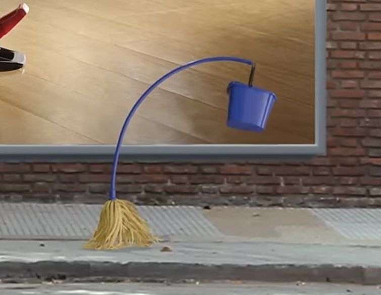 Mira, lo voy a decir ya. Me da muchísima pena el anuncio de la fregona a la que echan de casa porque se compran una nueva. Miradla qué triste. No puedo.