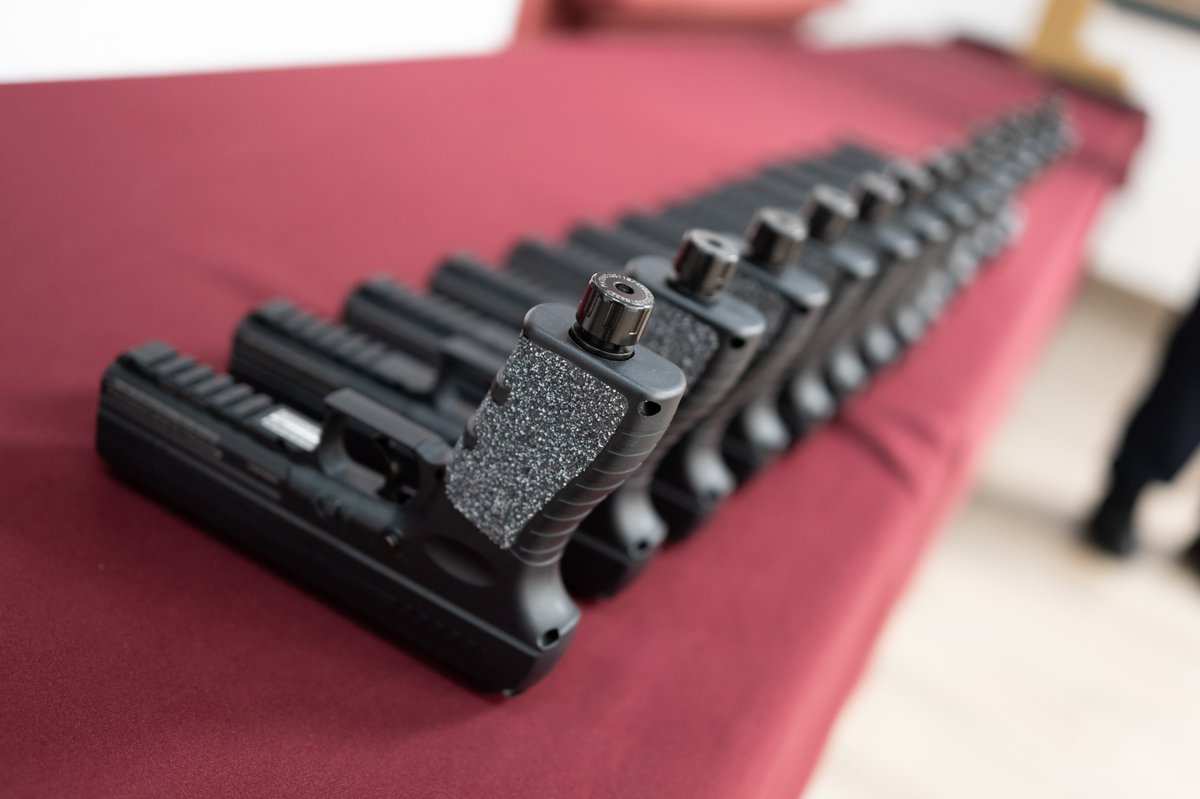 andresmijesmx's tweet photo. ¡En la #4TNorteña, el Crecimiento con Justicia nace de la seguridad! 🙌🚔
Hoy entregamos pistolas S2 no letales, una herramienta que permite a nuestros elementos #Proxpol contener amenazas sin recurrir a fuerza letal, siempre con profesionalismo y respeto a los derechos. 🤝🕊️
🌟 Con seguridad atraemos inversión, con inversión generamos empleo, y con empleo el bienestar llega a cada familia norteña. 💪🏡
#TransformaciónEstiloNuevoLeón #JusticiaSocial #Mijes #SeguridadNL