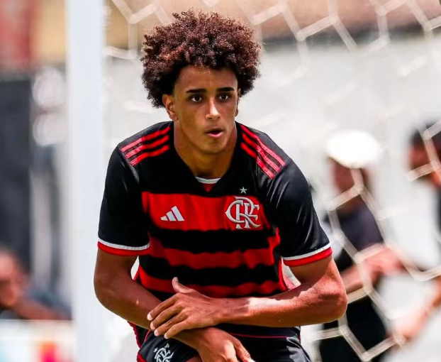 Flageral2's tweet photo. Flamengo vence pelo Brasileiro sub 17 fora de casa contra o Corinthians. Uma partida incrível do Ryan Roberto autor do 1º gol e um golaço, ele saiu driblando, mandou no ângulo, mas infelizmente, se contundiu no 2º tempo, Fla ampliou com João e tomou 1 gol no fim. Cor 1x2 Fla https://t.co/0ShnlygqWh