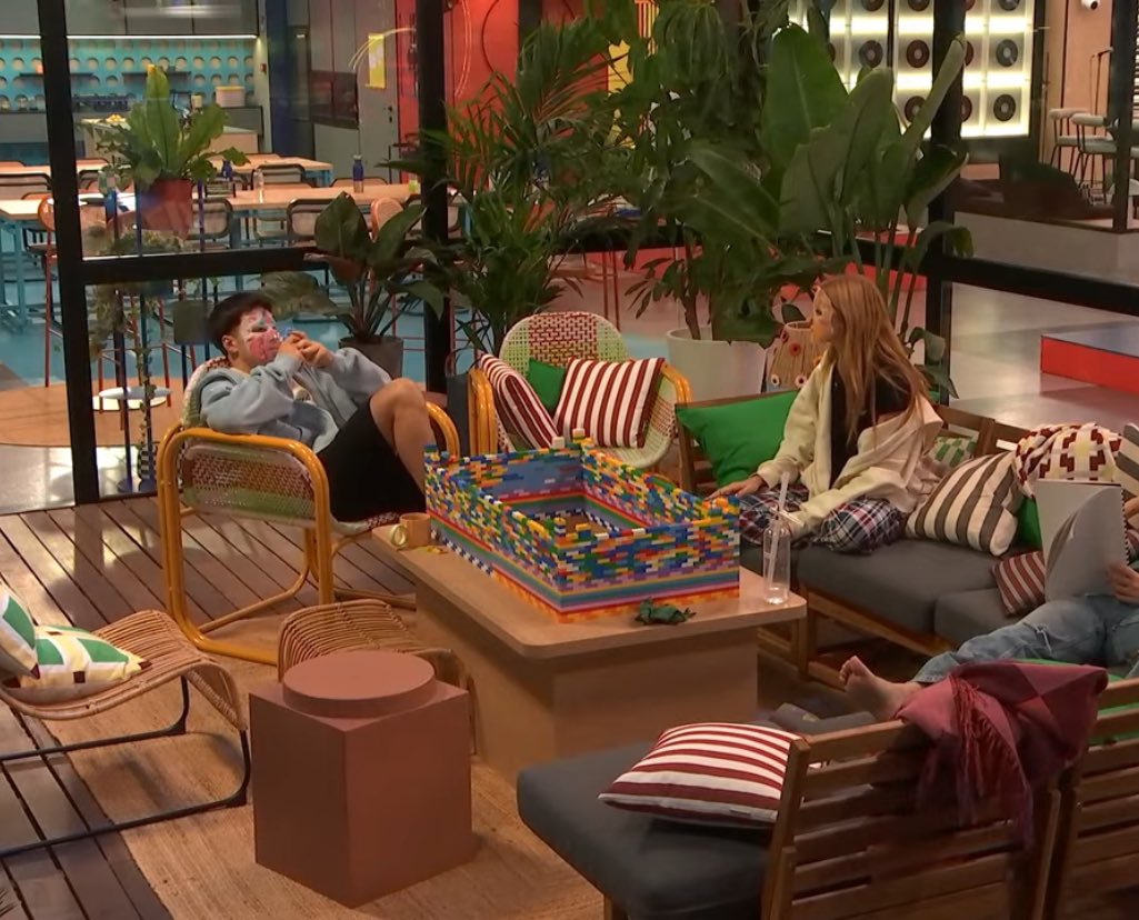 en qué momento ha pasado la torre gemela a convertirse en el muro de berlin? siento que me he perdido un par de capítulos #OTDirecto23S