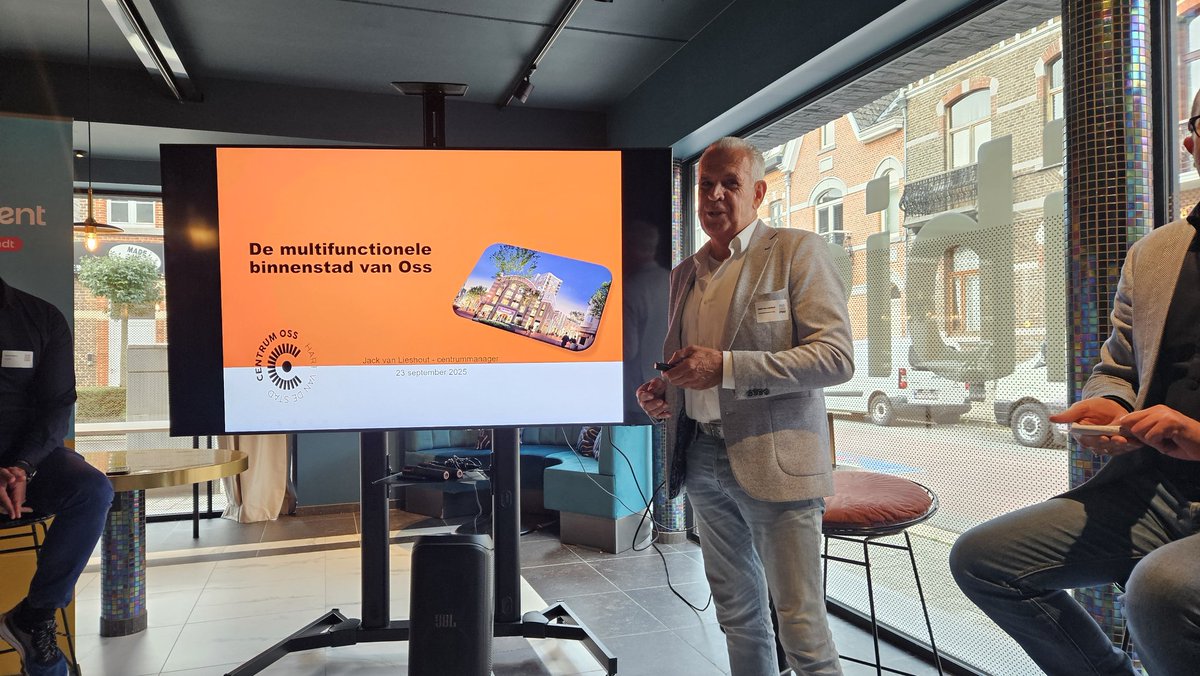 CMJackOss's tweet image. Vandaag was ik gastspreker bij de 'Dag voor de Vlaamse Binnenstad' in Hasselt! Onderwerp (her)ontwikkelingen in de Osse binnenstad waaronder de oude V&amp;amp;D locatie! #Walkwarier #Warenhuis #centrumoss #hartvandestad