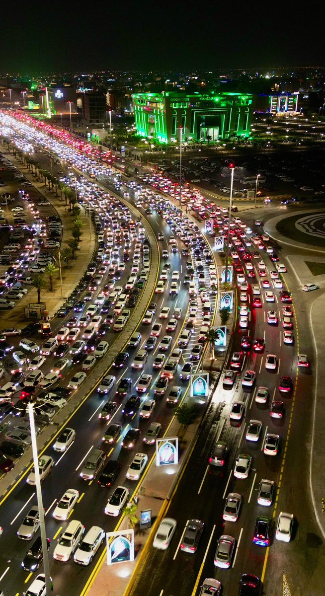 ليلة وطنية استثنائية من قلب #جازان .. 
ازدحام المركبات، وتوشّح الطرق والمباني باللون الأخضر يعكس فرحة الأهالي بـ #اليوم_الوطني_السعودي95 🇸🇦 

#عزنا_بطبعنا