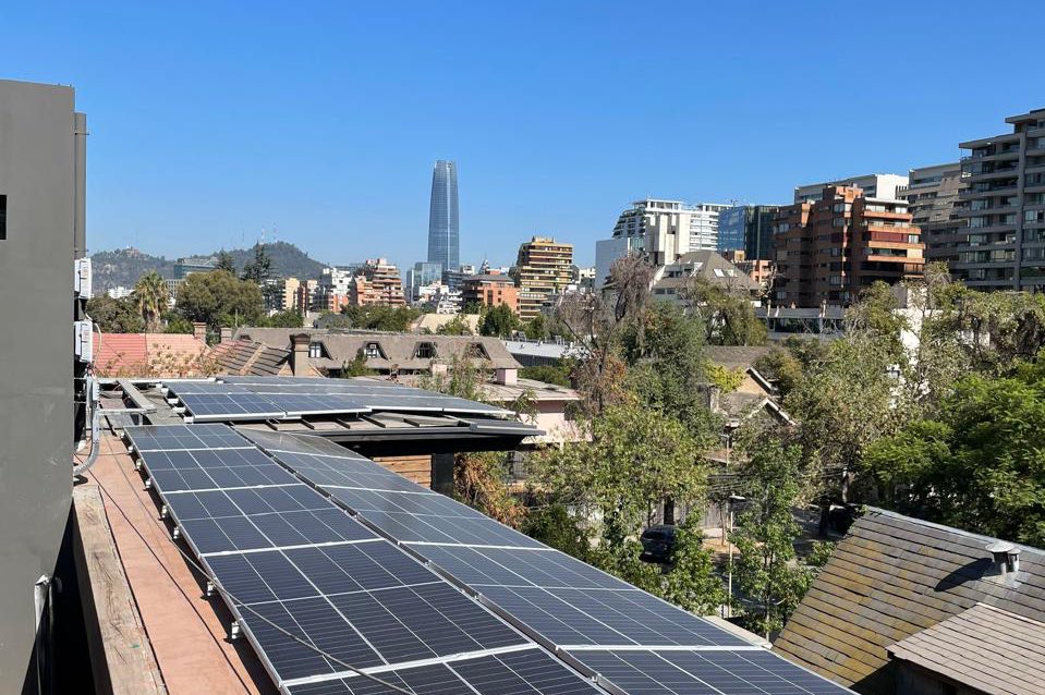 Un referente para Latinoamérica. ⚡️🏠

Hoy participamos en la apertura del primer edificio Net Zero de Chile.
El Burgos Net Zero cuenta con sistemas energéticos de alto rendimiento, logrando un consumo de energía casi nulo y abasteciéndose 100% de fuentes renovables. ☀️
