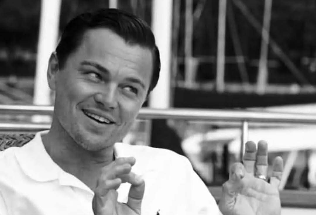 أجمل ما في اتوصل الاجتماعي أنك تقع في الحب وتتعرض للخيانه والفراق وأنت جالس في بيتك معزز مكرم ..! عظيم