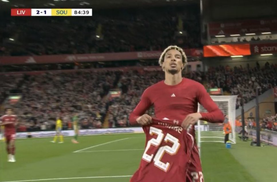 الكلب هذا إيكيتيكي متعمد يآخذ الكرت الأصفر الأول ومتعمد يخلع القميص عشان يآخذ كرت أصفر ثاني وينطرد شايف نفسه أنه أكبر من أنه يلعب مع الفريق الرديف

لازم آرني سلوت يربيه من يوم جاء إيزاك وحركاته قذْره