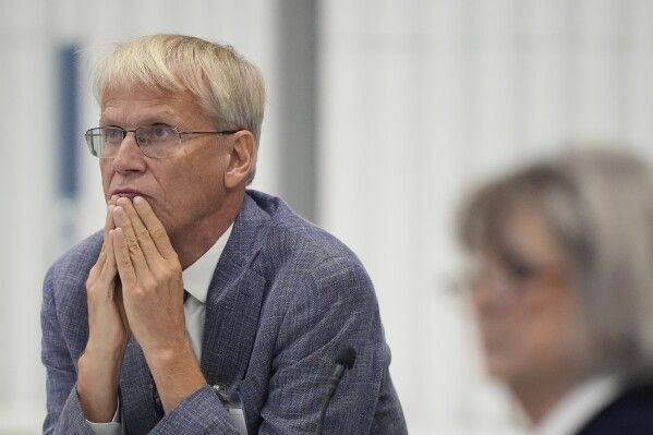 Takeaways from RFK Jr.'s vaccine panel meeting on COVID-19 and childhood vaccines apnews.com/article/vaccin…