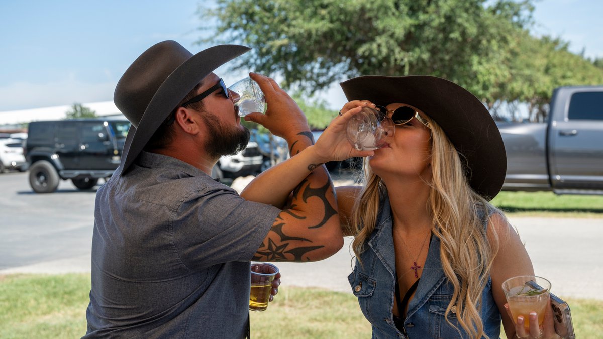 pointblanktq's tweet image. Nothing better than that first sip feeling! 
We loved watching your reactions as you tried Point Blank Tequila for the first time. That&apos;s what happens when tequila is made right. 

#FirstSip #PointBlankTequila #BosqueRanchLive #AdditiveFree #CraftedWithPurpose